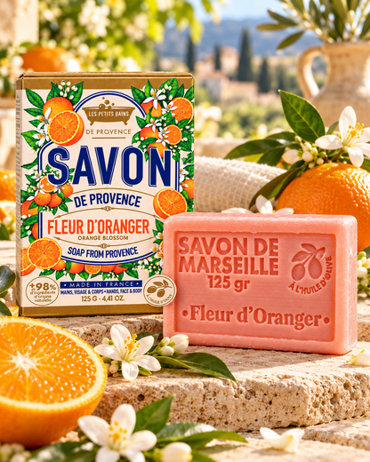 Savon de Marseille de Provence Fleur d’Oranger 125 g et sa boîte dans un décor provençal